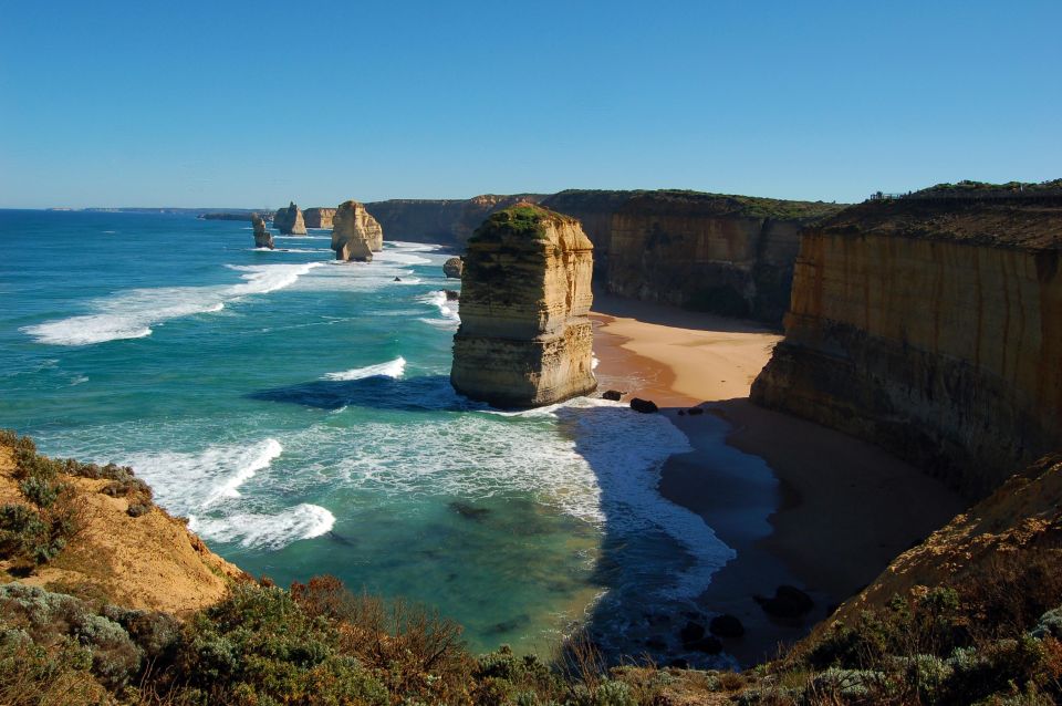 Melbourne: Great Ocean Road Extended–Top Stops&London Bridge - Lorne and Cumberland River Monument: more than just a roadside break